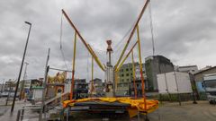 Montaje de atracciones para el San Xon carballs, en el Rego da Balsa