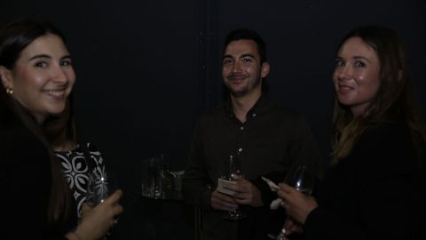 Los periodistas de La Voz de Asturias, Mar�a Condado y Nel Oliveira, y Gema�Cuesta, del departamento de clientes.