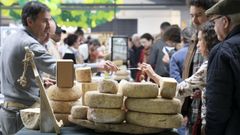 <span lang= gl >A Feira do Queixo ten moita afluencia de xente desde as primeiras edici�ns</span>