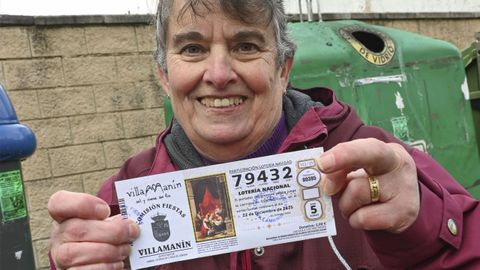 Una vecina de Villaman�n muestra una de las participaciones premiadas con el gordo de Navidad