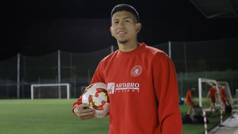Kevin Stiven, posando antes de un entrenamiento en el municipal de Gallamonde.