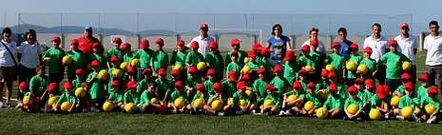 Los ni�os que participan en el campus de f�tbol Costa Berganti��, con sus monitores, en el campo de O Cairo de Corme.