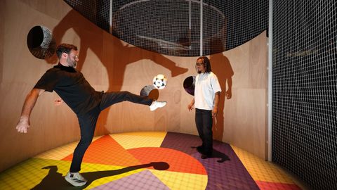 Exhibicin inmersiva 'Football City, Art United', Juan Mata y Edgar Davids