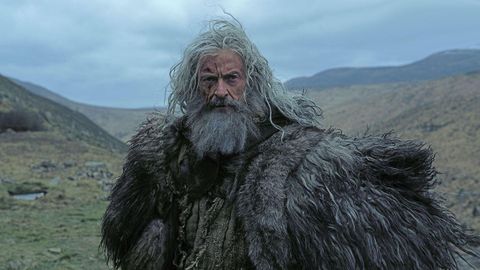 Hugh Jackman da vida a un Robin Hood envejecido y cansado.