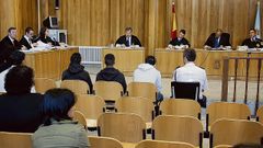 Iv�n A��n y los otros dos acusados durante el juicio que se celebr� en el 2008 en la audiencia de A Coru�a