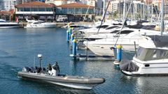 La Guardia Civil del Mar patrulla el puerto de Sanxenxo ante la llegada del em�rito