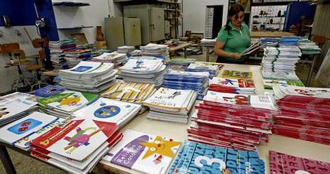 La recogida de los manuales del banco de libros municipal empez� ayer con su traslado a la Casa Azul para hacer los lotes.