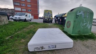 Un colchn abandonado en la zona de O Pombal