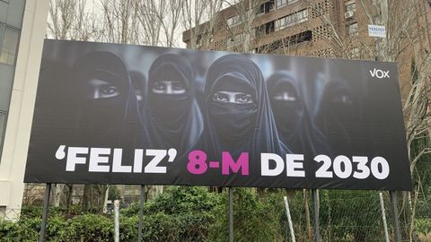 Cartel xenfobo de Vox. La extrema derecha dirige sus mensajes a una poblacin descontenta que canaliza sus preocupaciones sociales a travs del racismo, el machismo y la LGTBIfobia. Su polmico cartel del 8M apuntando a la llegada de inmigrantes de pases donde la mujer es considerada inferior es un ejemplo.