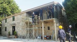 Los alumnos retiraron la estructura anterior para colocar una r�plica del balc�n original de la vivienda. 
