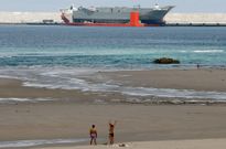 Los ba�istas de la playa de Sab�n conviven con el tr�nsito de embarcaciones de gran porte. 