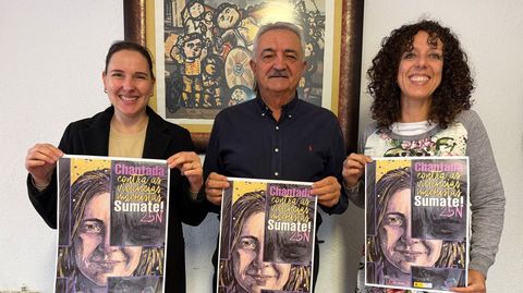 O alcalde Manuel Varela e as concelleiras Pamela Fern�ndez e Bel�n V�zquez Caseiro, co cartel municipal do 25N deste ano, obra de Jon Gonz�lez
