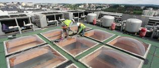 Macetas y cubos recog�an el agua. 