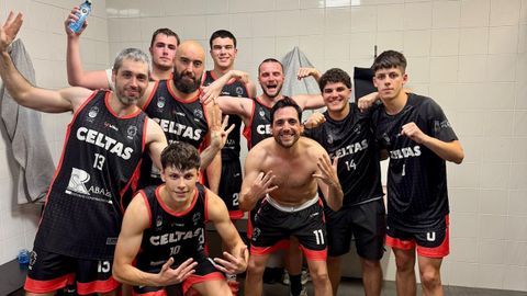 La plantilla del Celtas Rabaza de Foz celebra en los vestuarios del pabell&oacute;n vigu&eacute;s de Navia su octava victoria en la liguilla de permanencia en Primera Auton&oacute;mica