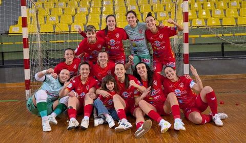 El Poio celebr� su victoria sobre la misma cancha ourensana