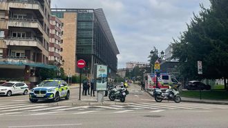 Polic�a y ambulancia en las inmediaciones de la estaci�n de Llamaquique