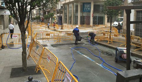 La zona est� totalmente vallada, tambi�n para los peatones, con zonas habilitadas para cruzar la calle.