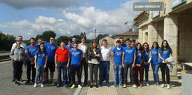 Los voluntarios posaron en la estaci�n de Vedra con los alcaldes y la directora xeral de Xuventude. 