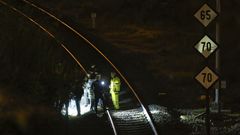 RETIRADA DEL CADAVER DE UNA JOVEN ARROLLADA POR UN TREN A LA ALTURA DE LA PLAYA DE OZA