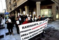 Miembros del colectivo de afectados ante la urbanizaci�n paralizada.