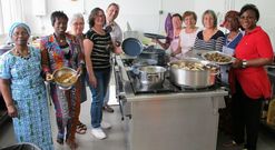 Los asistentes al encuentro saborearon una ex�tica comida de origen africano. 