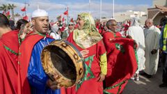 Marroques celebran el 50 aniversario de la Marcha Verde en El Aain.