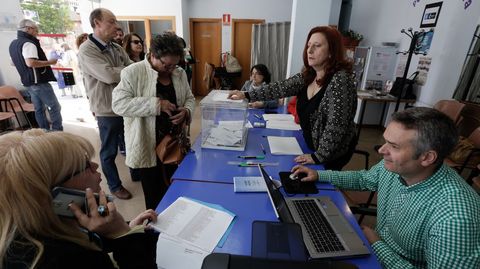 Gente votando en el centro cvico de Cuatro Caminos, en A Corua
