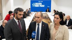 H�ctor Corujo, entre Diego Calvo y Paula Prado, tras la reuni�n en la sede del PP