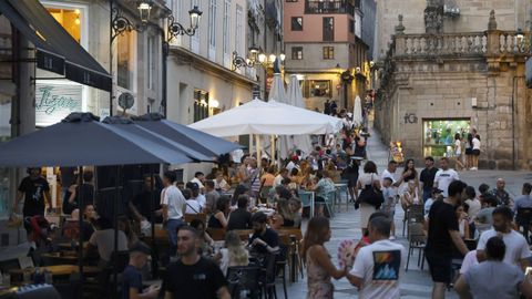 La Plaza de Santa Eufemia, en Ourense, rebosante de gente una noche de verano