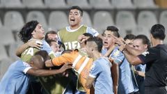 Olaza (en el centro), con sus compa�eros de la Uruguay sub-20