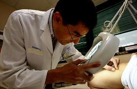 El dermat�logo Luis Casas insiste en la necesidad de hacer una revisi�n ante la m�s m�nima sospecha