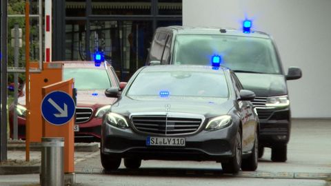 Vehículos policiales trasladan a los adolescentes detenidos en Alemania por pertenecer a un grupo neonazi