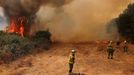 Bomberos forestales luchando contra el fuego cerca de Vern