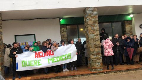 Los vecinos volvieron a concentrarse este mediod�a delante del centro de salud de Agui�o