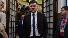 Gabriel Rufi�n abandona el hemiciclo tras asistir a un pleno del Congreso.