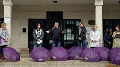 En Vilamartn de Valdeorras sacaron los paraguas violetas del 8M.