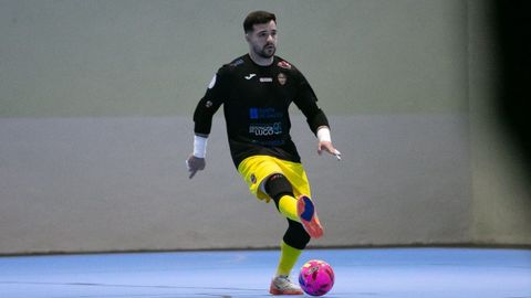 Jo�o Silva controla la pelota en el partido de Copa Galicia frente al Vilalba.