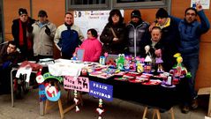 Usuarios de Asfaval en el puesto de venta.