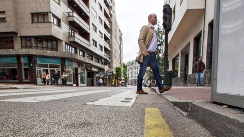 Vista del lugar en el que esta madrugada un hombre de 43 años ha fallecido tras ser atropellado por un coche cuyo conductor ha sido detenido a primera hora de esta mañana tras darse a la fuga.
