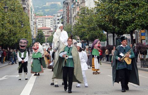 El heraldo de La Balesquida, en la calle Ur�a de Oviedo