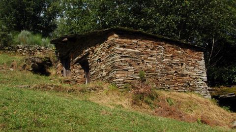 Na comarca consrvanse moitas construcins relacionadas coa agricultura, como esta cabana situada cerca de Miraz