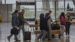 Pasajeros en la terminal de salidas del aeropuerto de Santiago, en una imagen de archivo.