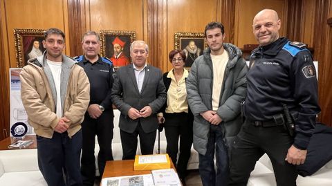 Los dos agentes en pr&aacute;cticas, fotografiados en el Ayuntamiento con el alcalde de Monforte, la primera teniente de alcalde, el jefe de la Polic&iacute;a Local y el oficial de este cuerpo
