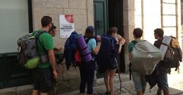 Peregrinos a punto de entrar en el albergue del casco hist�rico de Betanzos. 