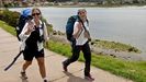 Dos peregrinas polacas ayer a su paso por A Ramallosaen la ruta portuguesa por la costa.