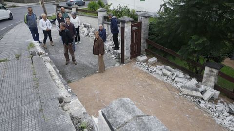 Vecinos de Montecoruto, en Ferrol, reunidos el pasado martes en el lugar del �ltimo accidente.
