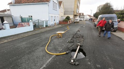 Socav�n en la calle Cami�o Regueiro de Neda
