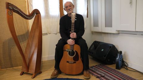 Comesaa fotografado na sa casa de Teis, en Vigo, cunha guitarra e unha arpa cltica