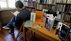 Libros de e sobre Roberto Vidal Bola�o na librer�a Couceiro, en Santiago.