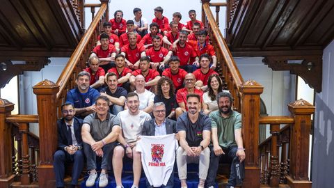 El presidente de la Diputaci�n, Luis Menor, recibi� a los jugadores, cuerpo t�cnico y directiva de la UD Ourense tras su ascenso a Primera Federaci�n